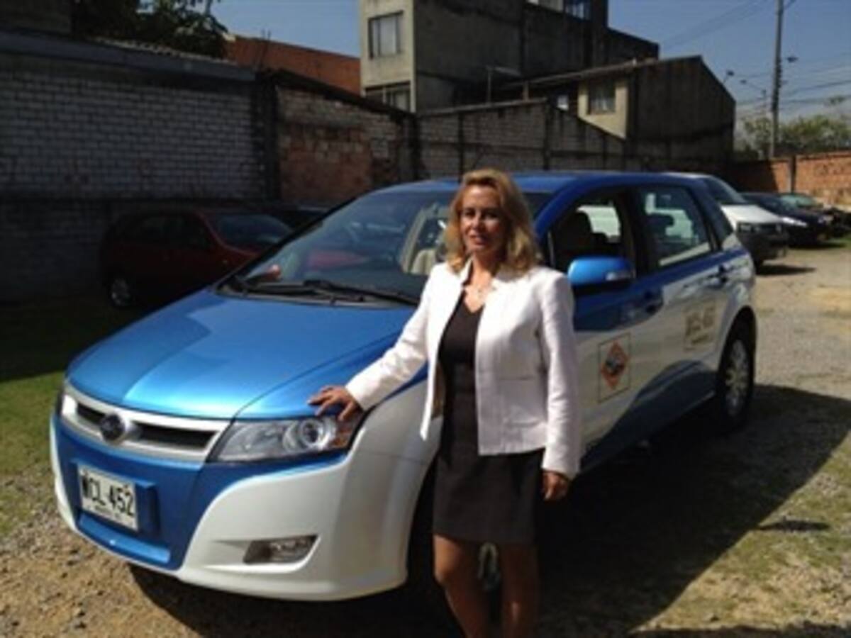 Así fue el recorrido del primer taxi eléctrico en Colombia, conducido por una mujer