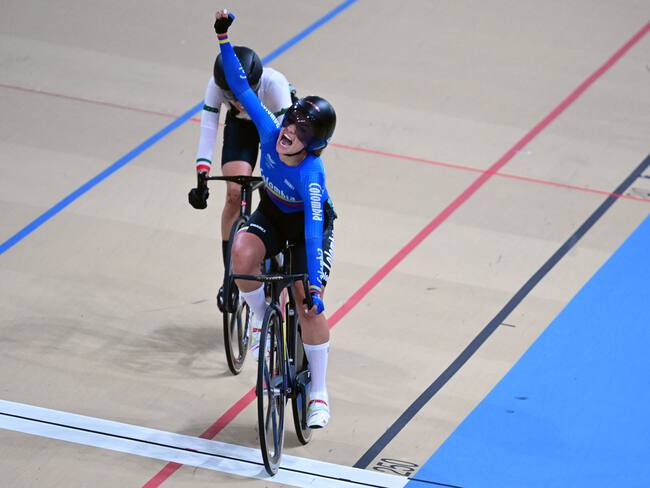 Lina Hernández celebrando tras ganar la medalla de oro en el ciclismo de pista. (Photo by MARTIN BERNETTI / AFP) (Photo by MARTIN BERNETTI/AFP via Getty Images)