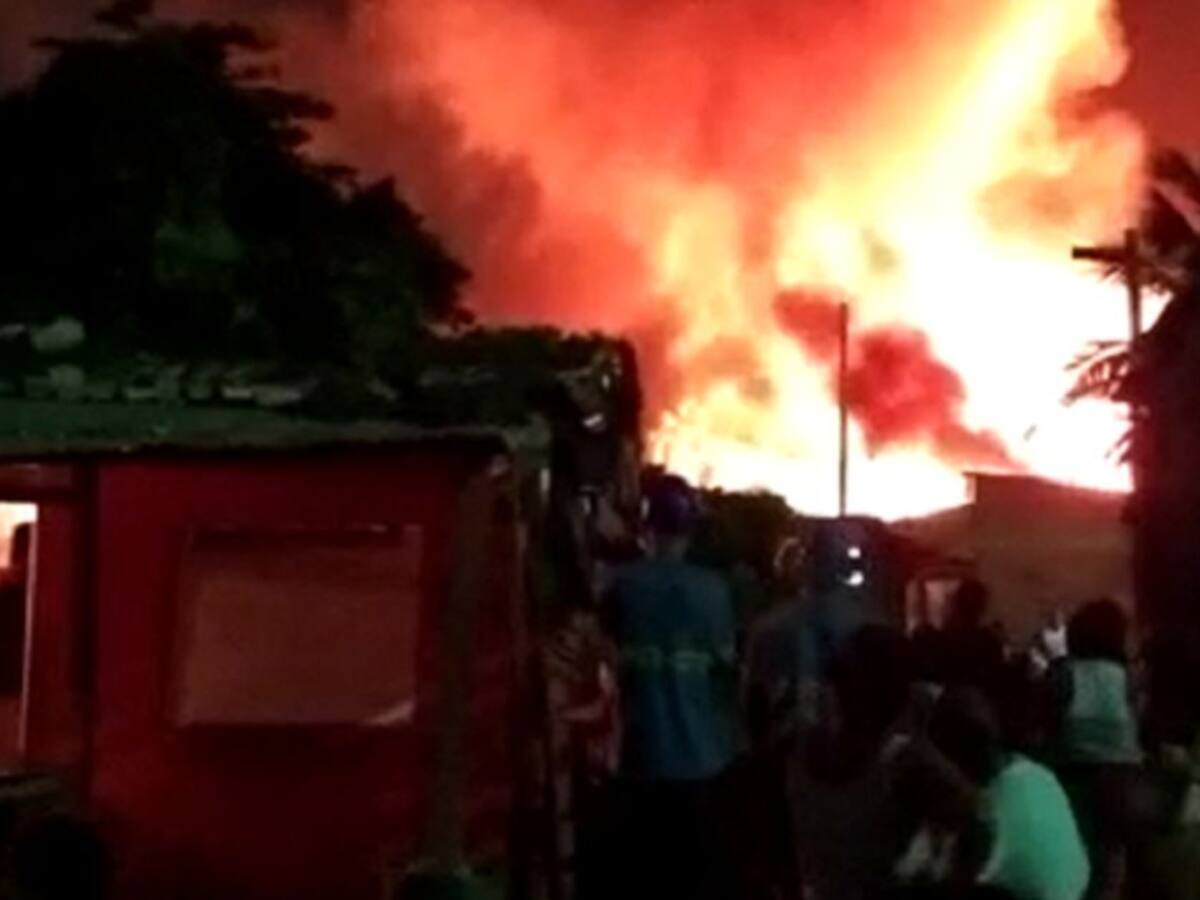 Voraz incendio en Barranquilla deja más de 20 casas afectadas