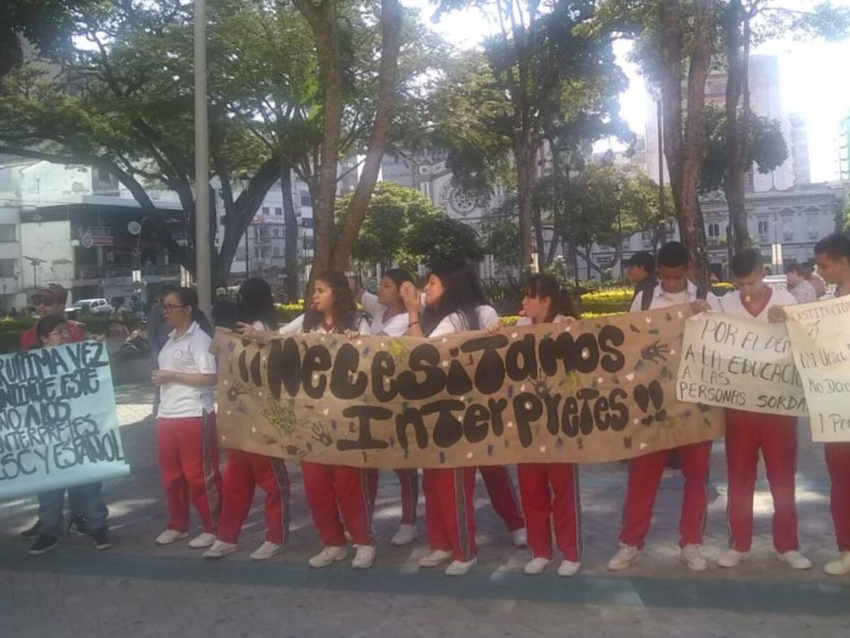 Niños sordos de Ibagué esperan ser escuchados