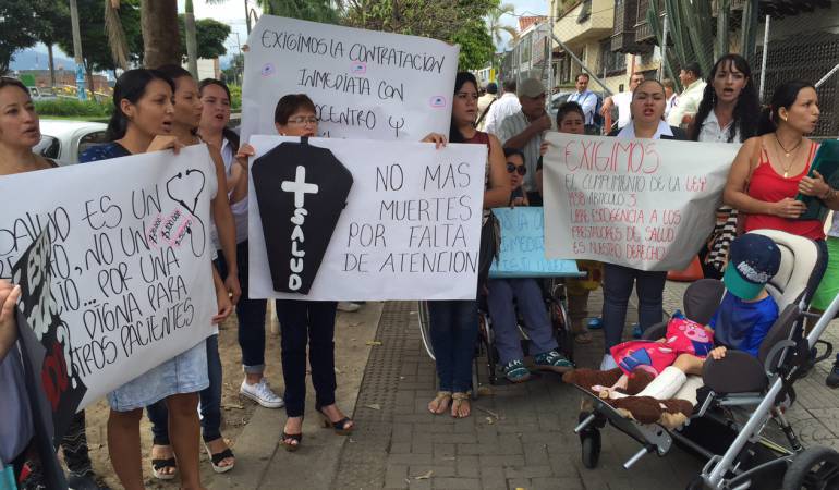 También ayer protestaron bloqueando la Avenida Circunvalar varias mujeres y docentes, frente a su EPS.
