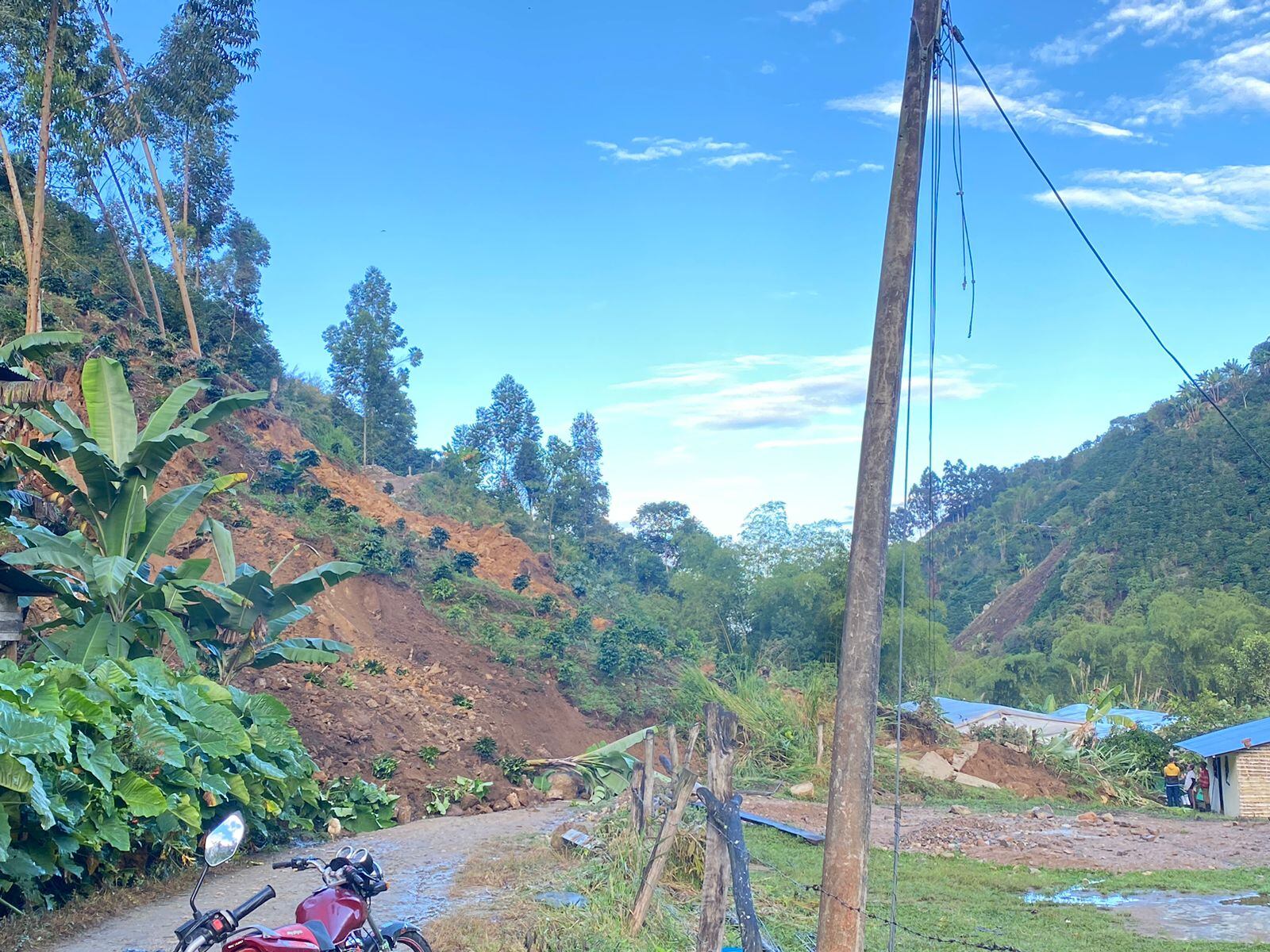 Se ha decretado la emergencia, hasta el lugar ha llegado maquinaria amarilla para atender el deslizamiento de tierra para habilitar la vía.