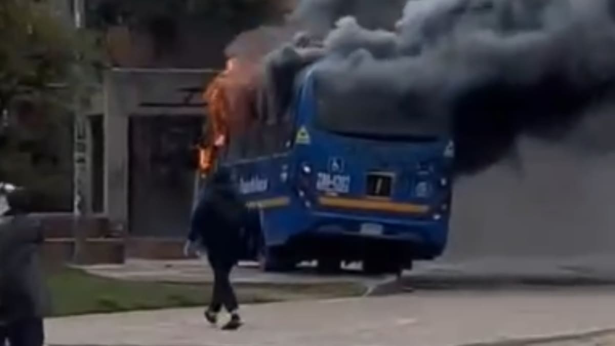 “No es protesta, es un acto criminal”: secretario de Seguridad de Bogotá tras quema de bus