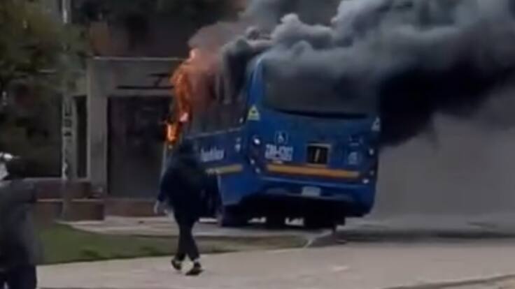 “No es protesta, es un acto criminal”: secretario de Seguridad de Bogotá tras quema de bus