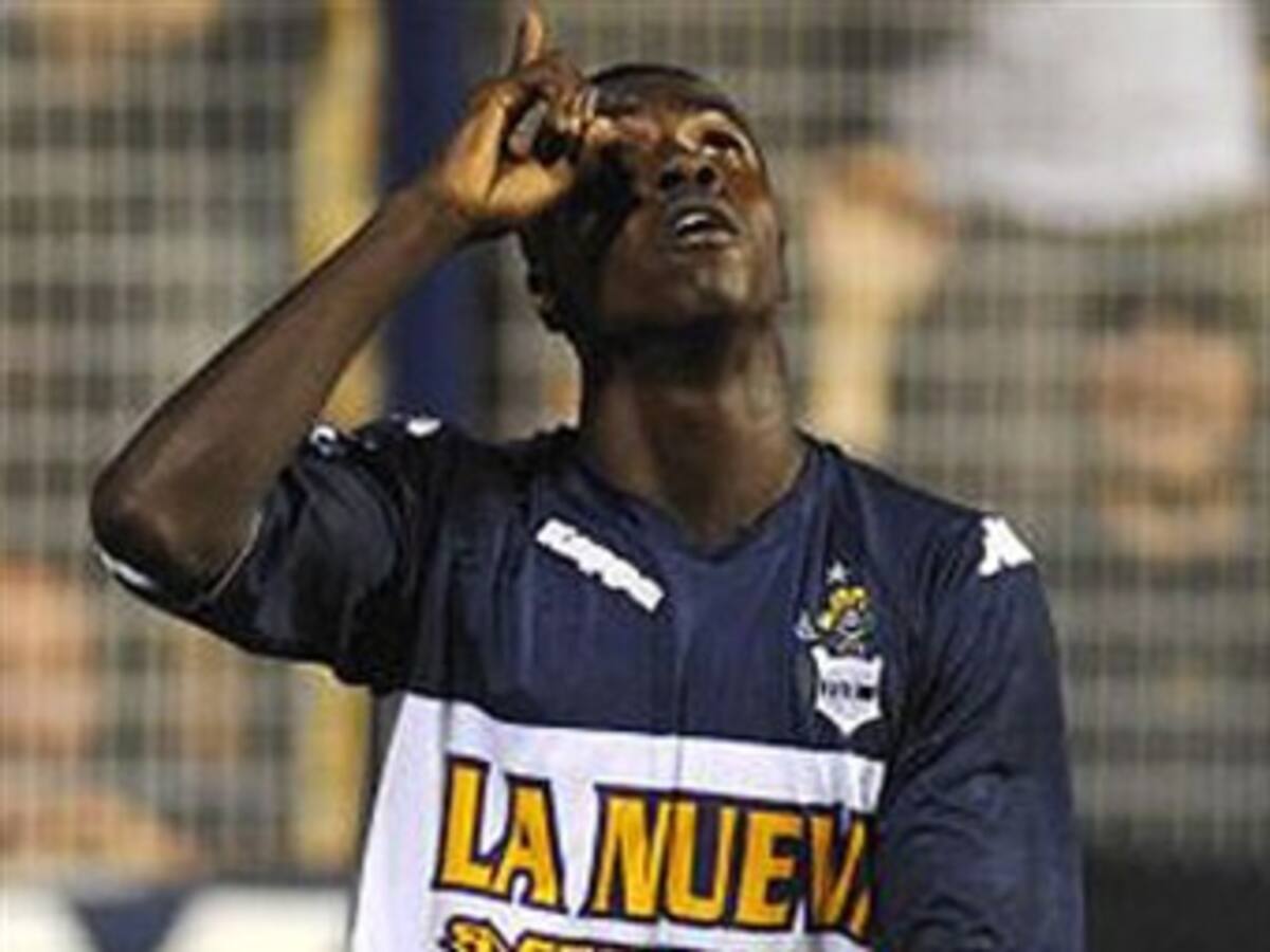 El colombiano Marco Pérez golpea al líder Independiente con dos goles