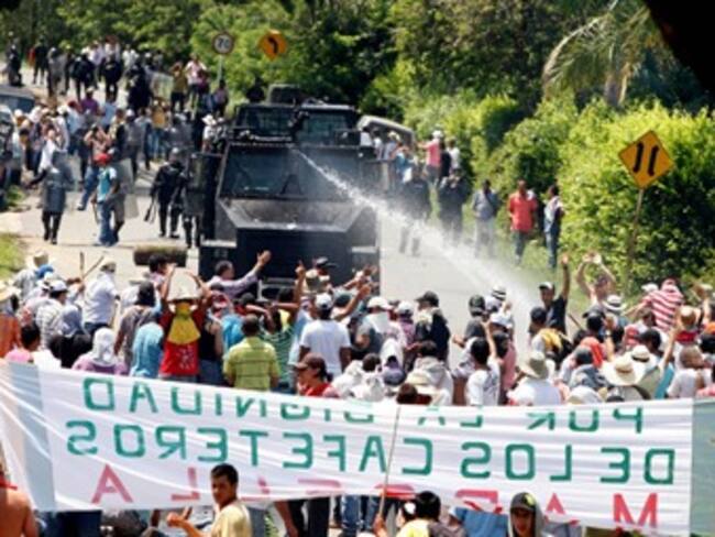 Por lo menos 25 detenidos y 6 lesionados dejaron bloqueos en Zipaquirá‏