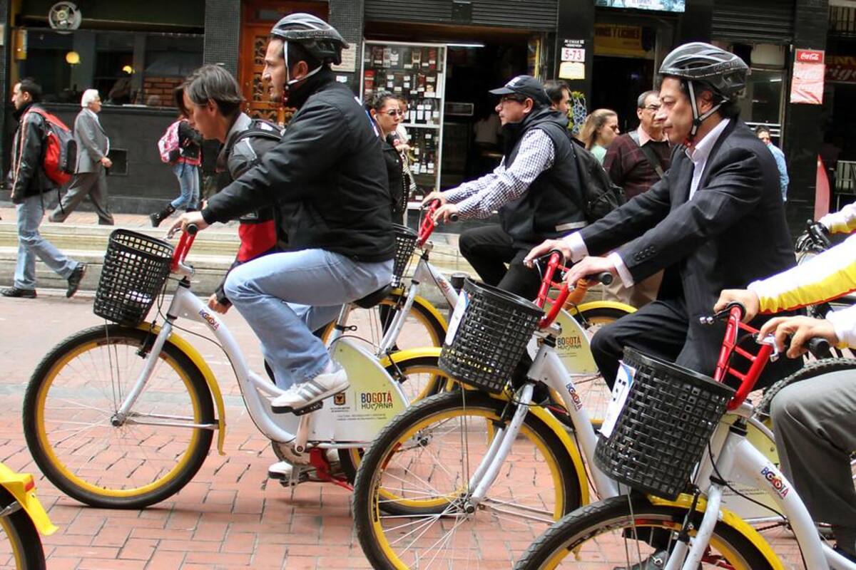 El alcalde de Bogotá, Gustavo Petro, dio inicio al servicio de préstamo gratuito de bicicletas en el marco de la peatonalización del Eje Ambiental.