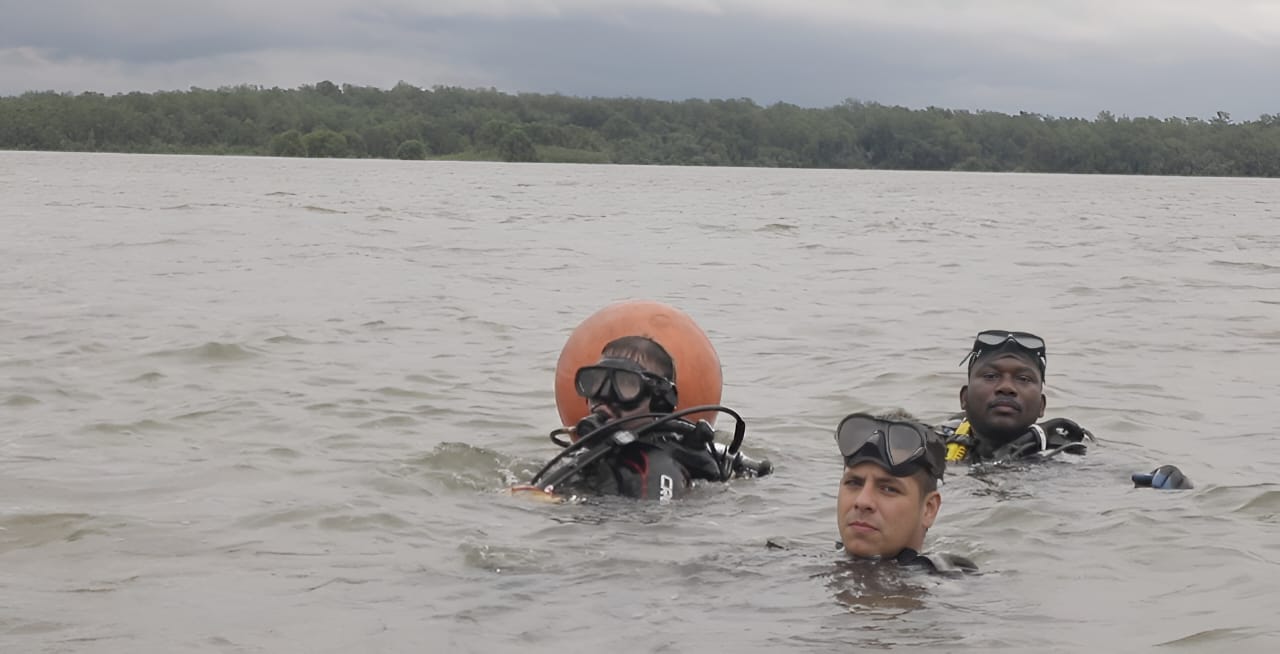 Un equipo de buzos profesionales liderados por un antropólogo marítimo de la UBPD se sumergió en los lugares en los que el nivel del agua imposibilita el acceso caminando.