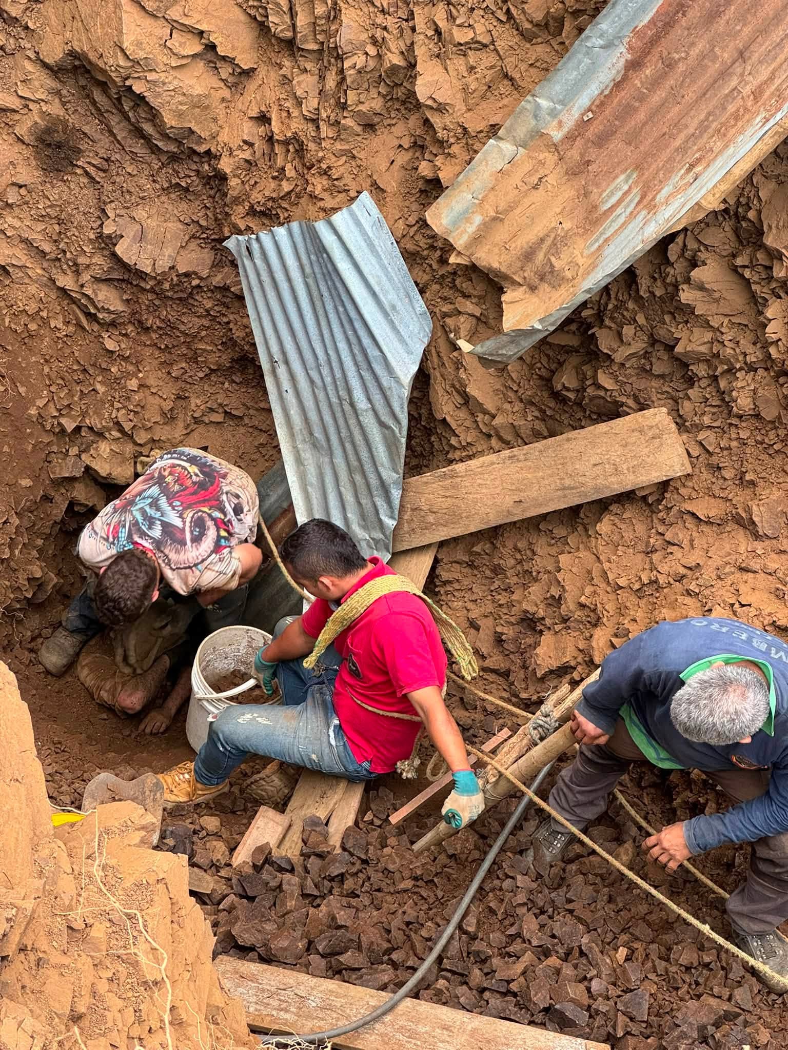 Tras casi 30 horas bajo tierra, don Pedro fue rescatado con vida en el norte del Valle