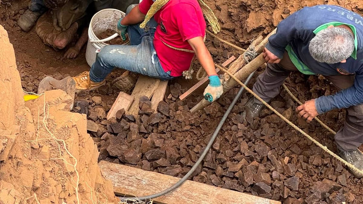 Tras casi 30 horas bajo tierra, una persona fue rescatada con vida en el norte del Valle