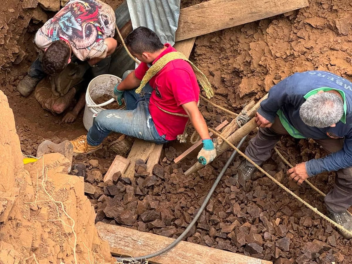 Tras casi 30 horas bajo tierra, una persona fue rescatada con vida en el norte del Valle