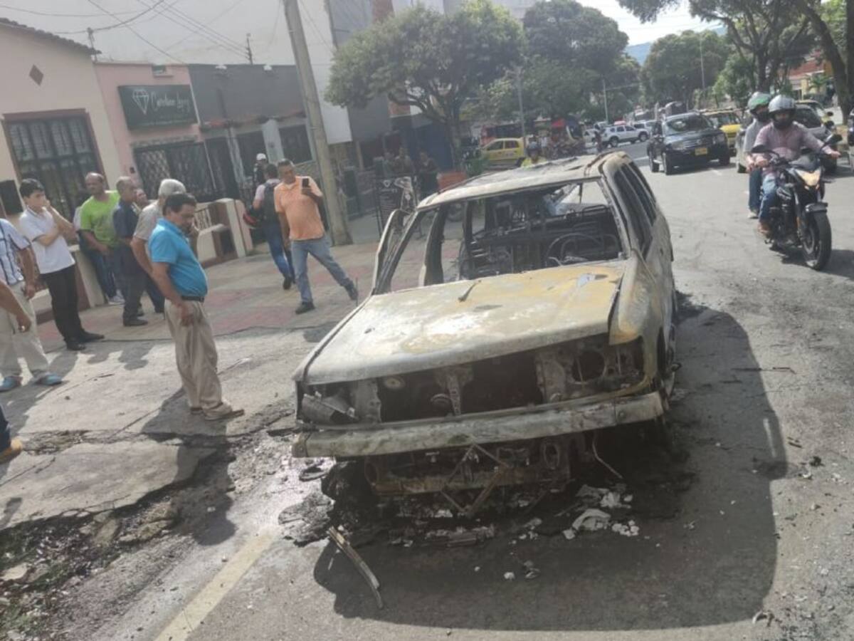 VIDEO: Se incendió carro en plena vía por corto circuito