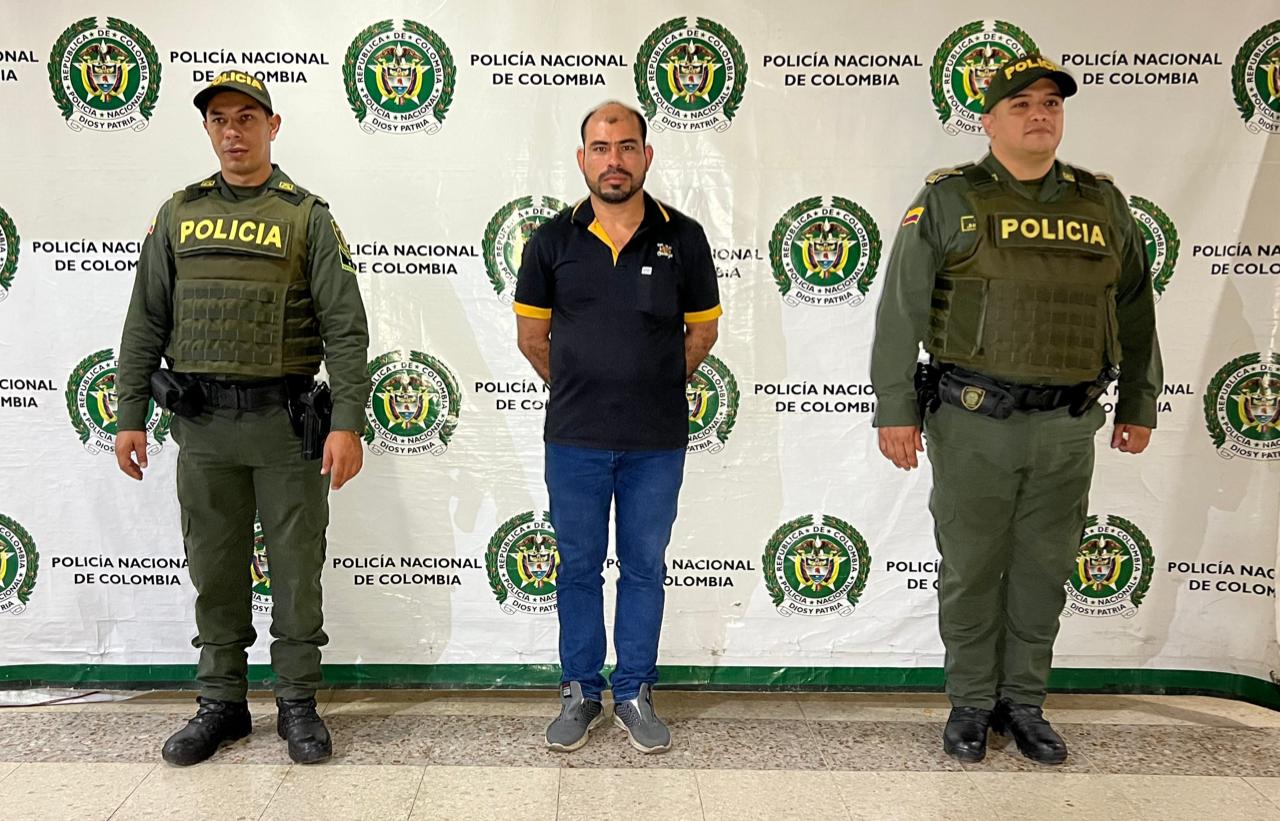 Este individuo es requerido por un juzgado penal de la ciudad de Neiva, con el propósito de comparecer al proceso que se le adelanta por el punible citado con anterioridad.