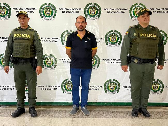 Este individuo es requerido por un juzgado penal de la ciudad de Neiva, con el propósito de comparecer al proceso que se le adelanta por el punible citado con anterioridad.