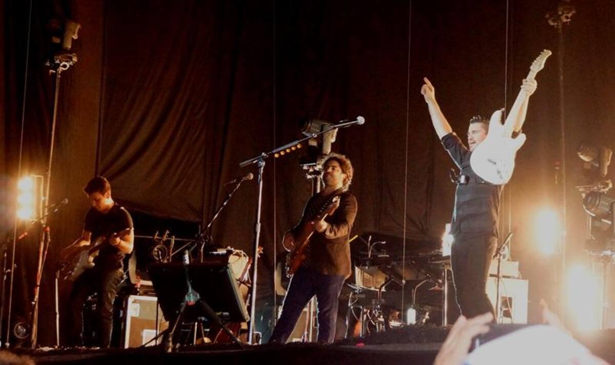 La sorpresa de la noche tuvo un toque muy loca: el artista Ángel Parra, de Tres y yo, acompañó a Juanes para cantar Campesina Santandereana.