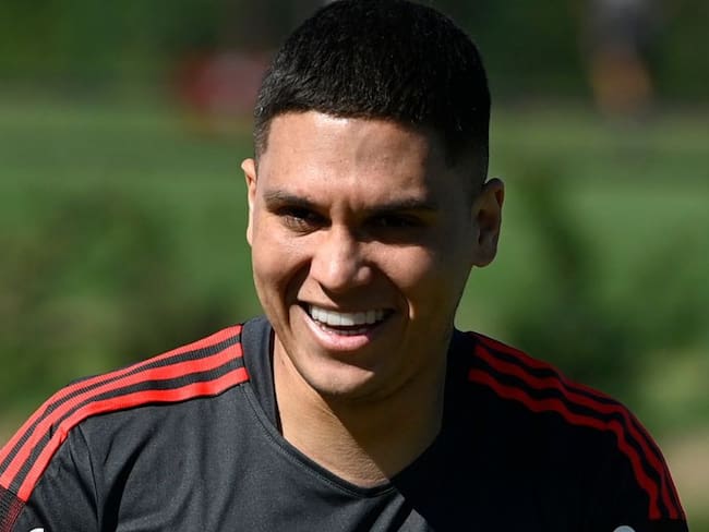 Juan Fernando Quintero entrenando con la camiseta número 10 de River Plate.