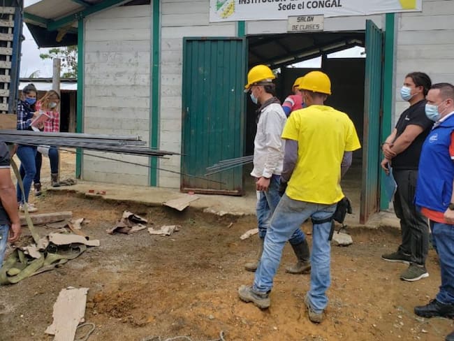 Entrega de materiales para obras en el Congal, vereda de Samaná