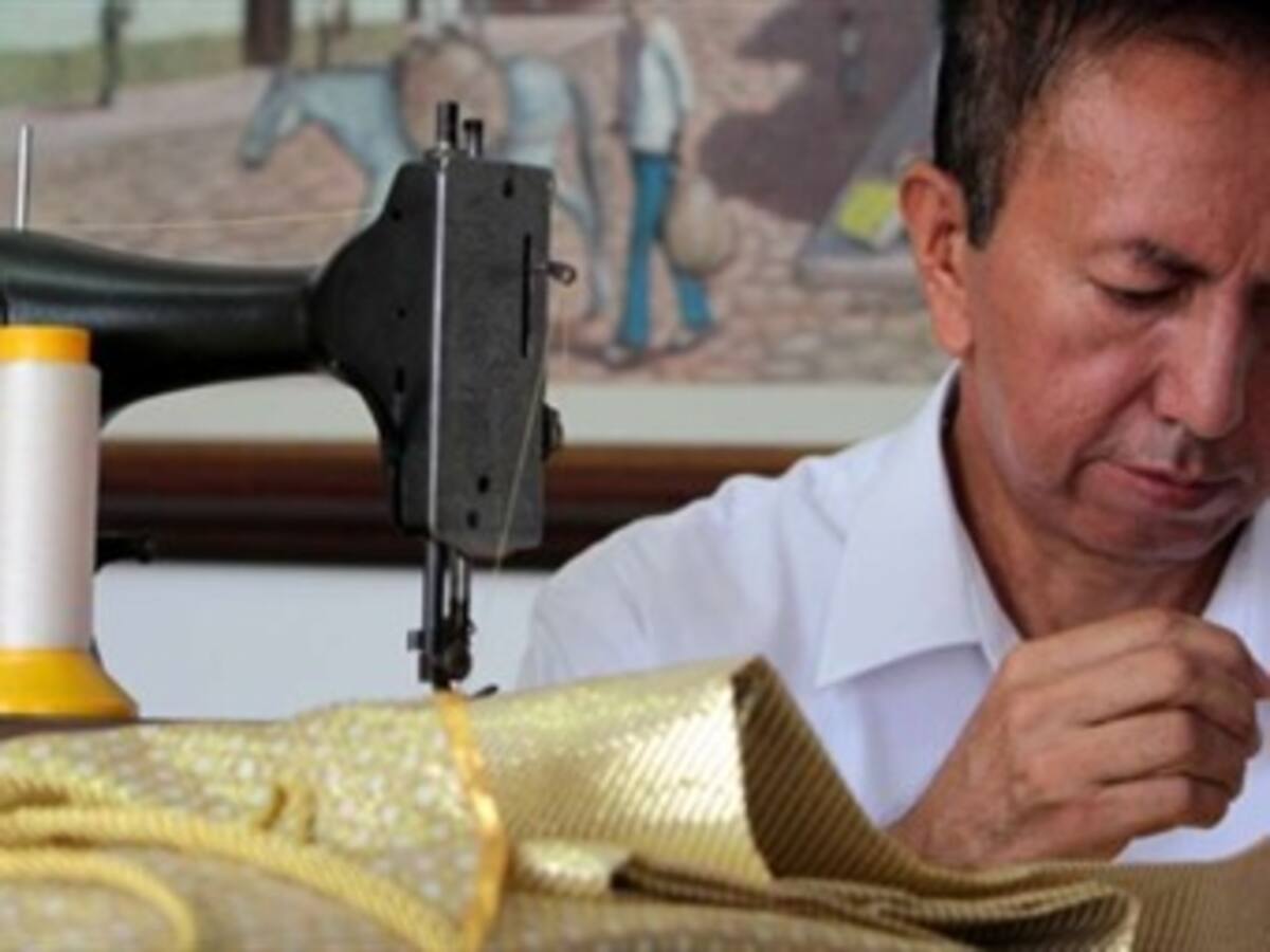 "De aquí a mañana se bordará el escudo del Papa en su sotana": sastre del Papa
