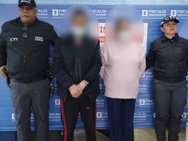 Capturaron a dos abuelos que vendían contenido pornográfico de su nieta en Bogotá