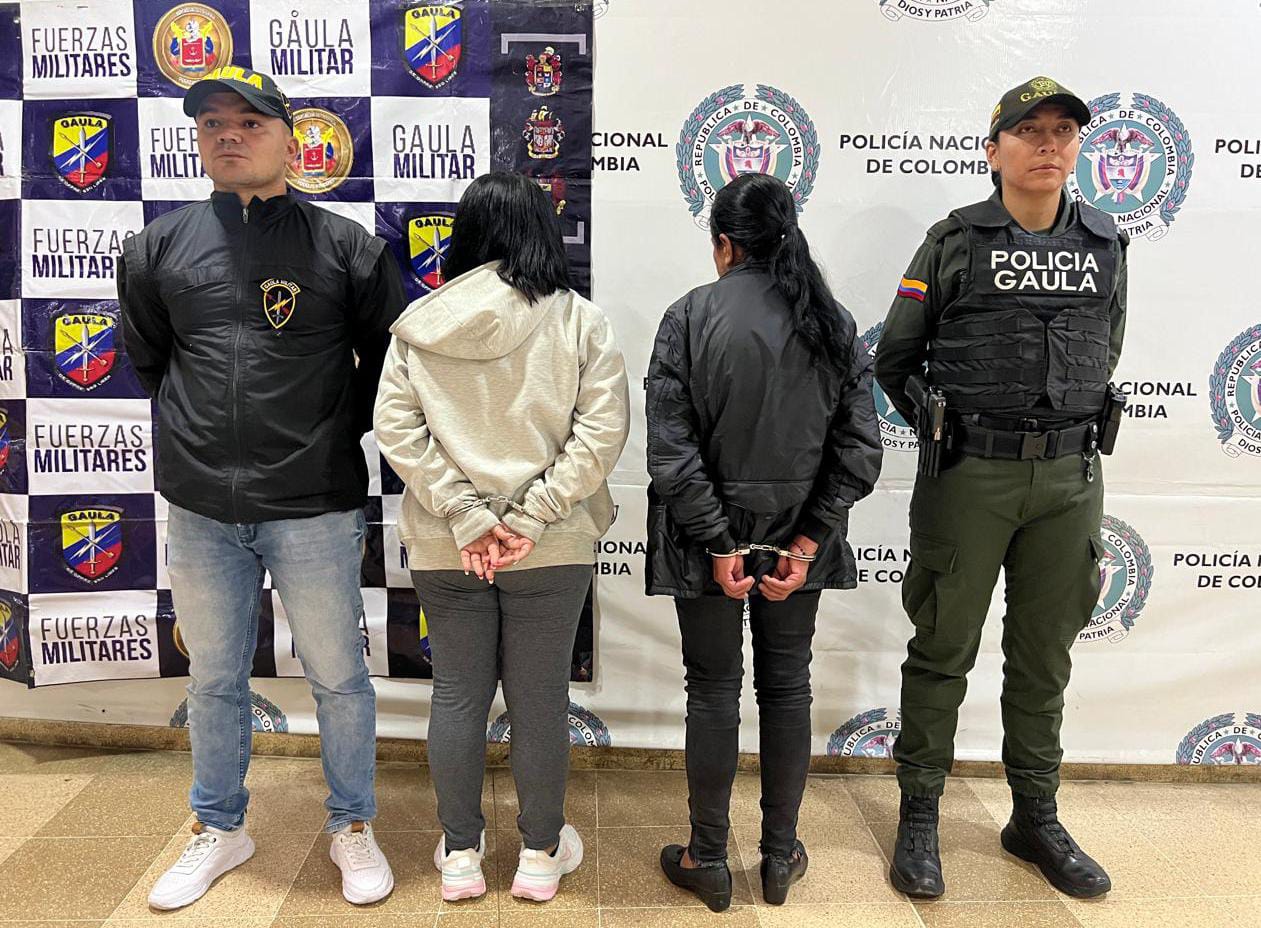 Dos de las cuatro mujeres capturadas por el delito de extorsión. Foto: Cortesía Policía