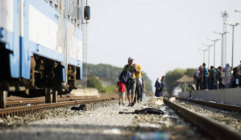Varios refugiados cogen un tren en Beli Manastir, Croacia