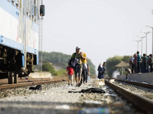 Varios refugiados cogen un tren en Beli Manastir, Croacia