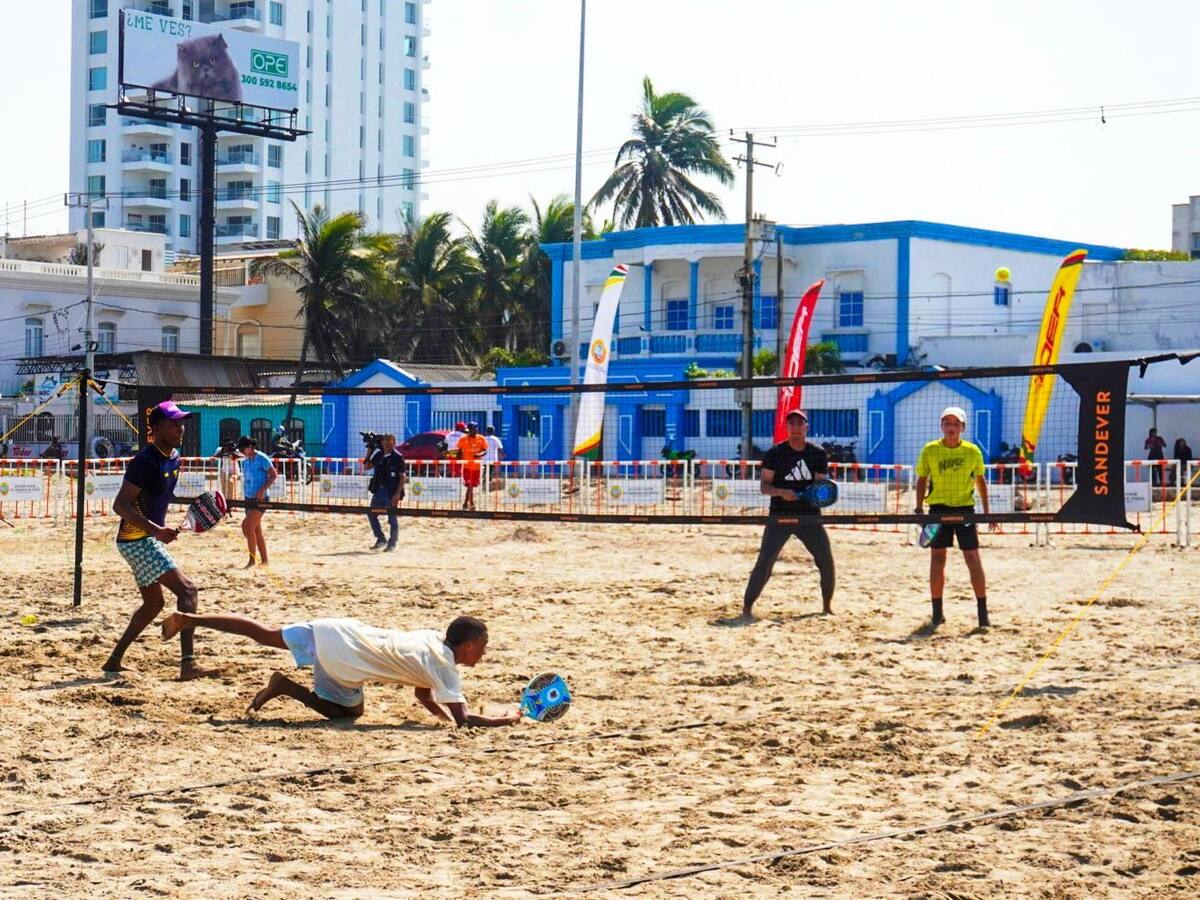 Cartageneros se activan en playa