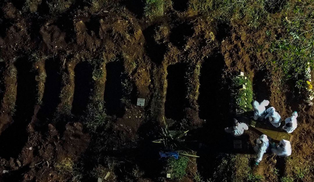 Los cementerios de Sao Paulo han implementado los entierros nocturnos para hacer frente a la demanda de la cantidad de fallecidos por coronavirus.