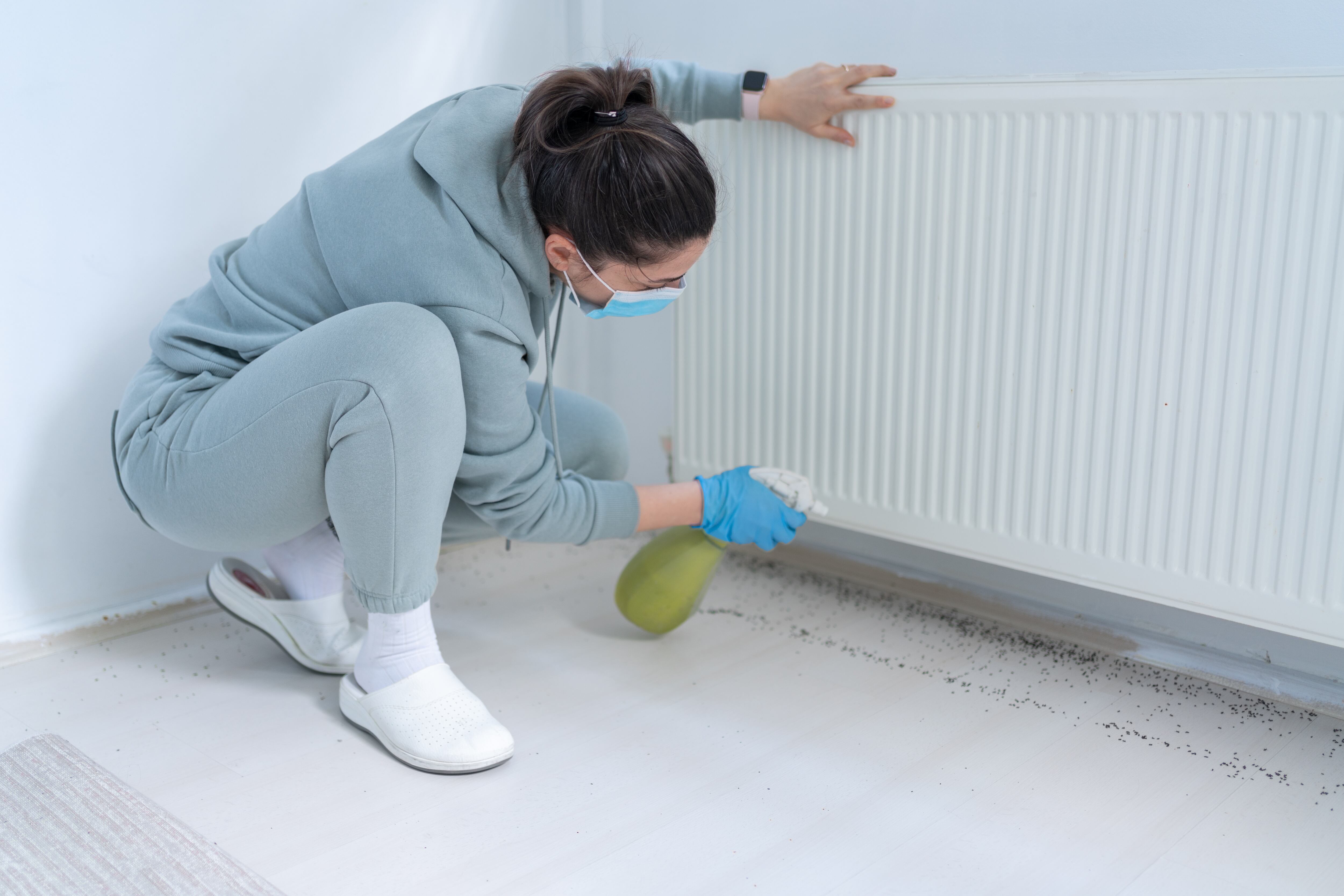 Mujer aplicando repelente (Getty Images)