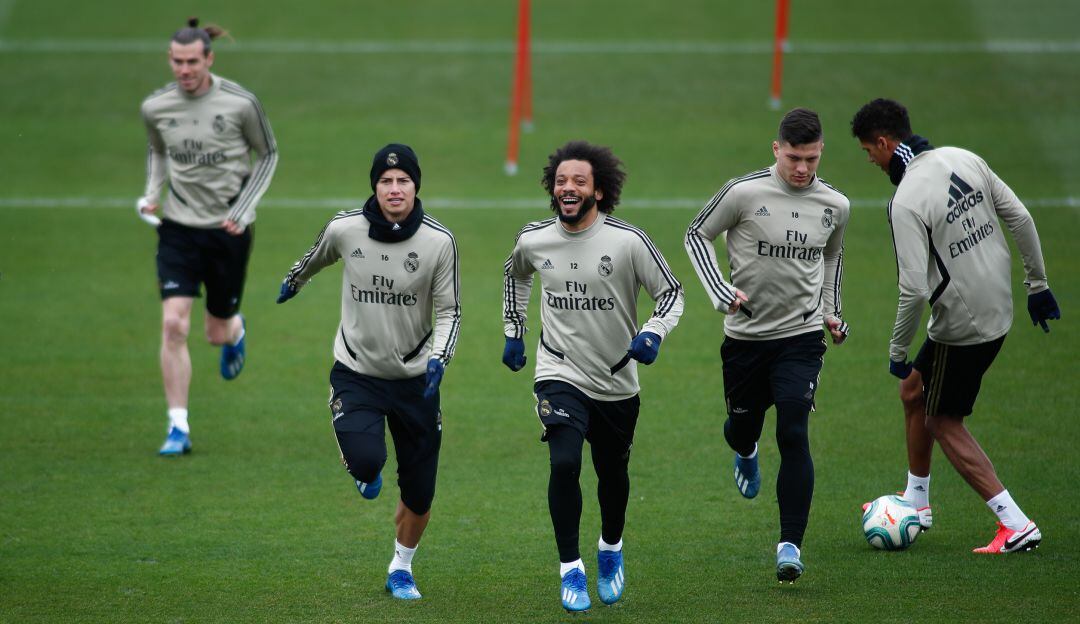 James durante una sesión de entrenamiento con el Real Madrid.