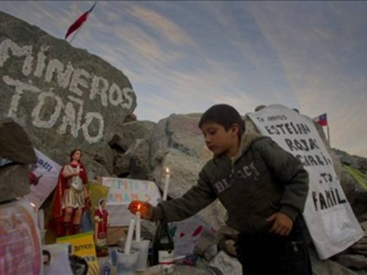 Recomiendan a familiares de mineros atrapados abandonar lugar del yacimiento