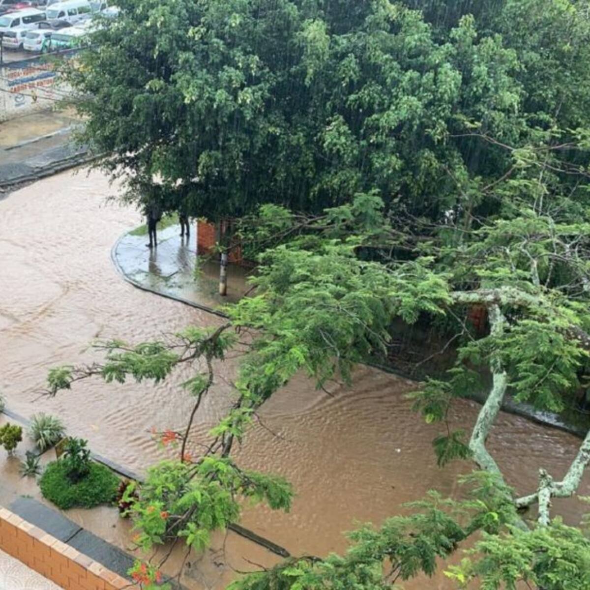 Lluvias dejan barrios inundados y peligro en ladera de Cali