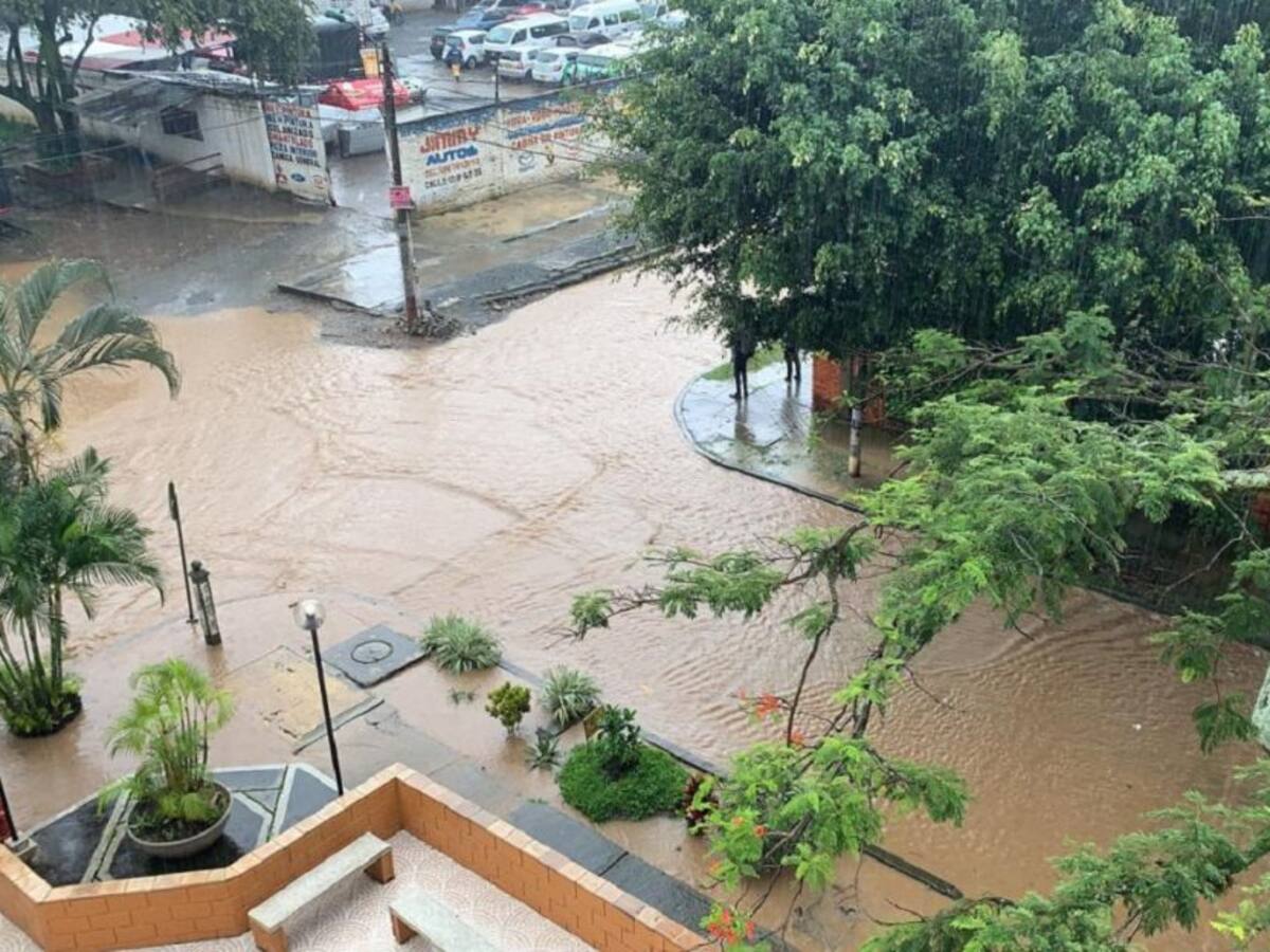Lluvias dejan barrios inundados y peligro en ladera de Cali