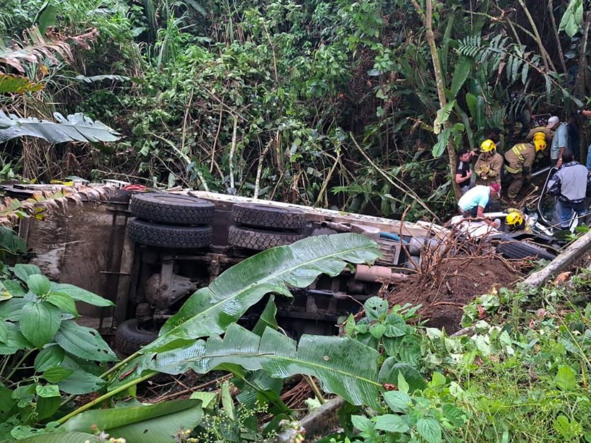 Accidente en Pereira causó el volcamiento de carro recolector; conductor quedó atrapado
