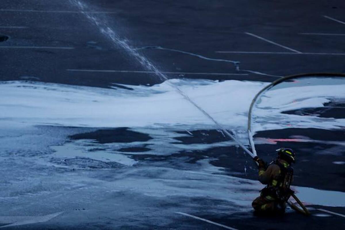 Oficiales del Cuerpo de Bomberos de las localidades de Puente Aranda, Garcés Navas y Fontibón atendieron un incendio estructural, en una bodega de solventes, ubicada en la carrera 119 con 64, en la localidad de Engativá, al occidente de Bogotá.