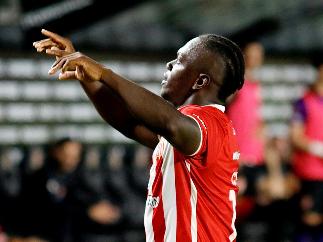 Edwuin Cetré celebra su primer gol con Estudiantes / Twitter: @EdelpOficial.