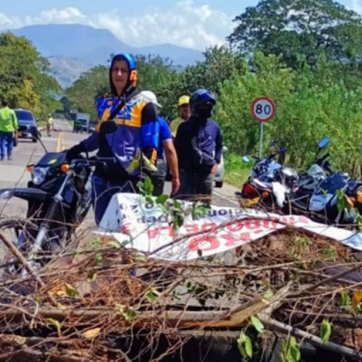 Reportan bloqueos en el sur de La Guajira por incumplimiento en inversiones