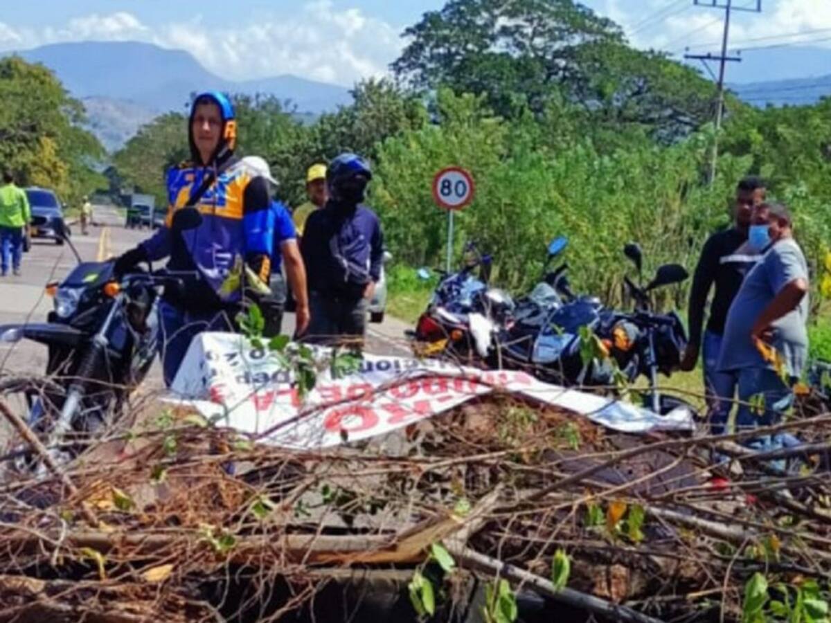 Reportan bloqueos en el sur de La Guajira por incumplimiento en inversiones