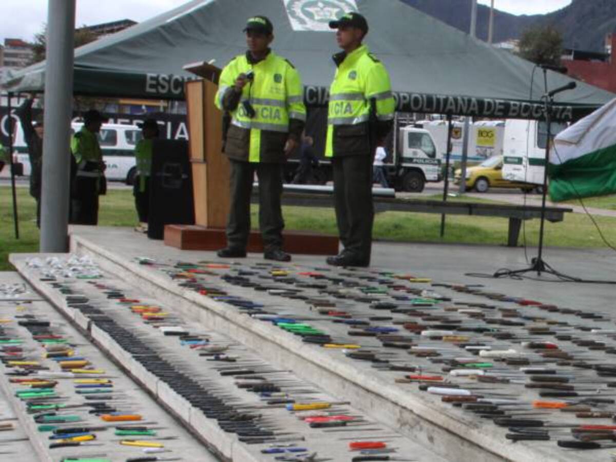 Contemplan penalizar porte de armas blancas en Bogotá