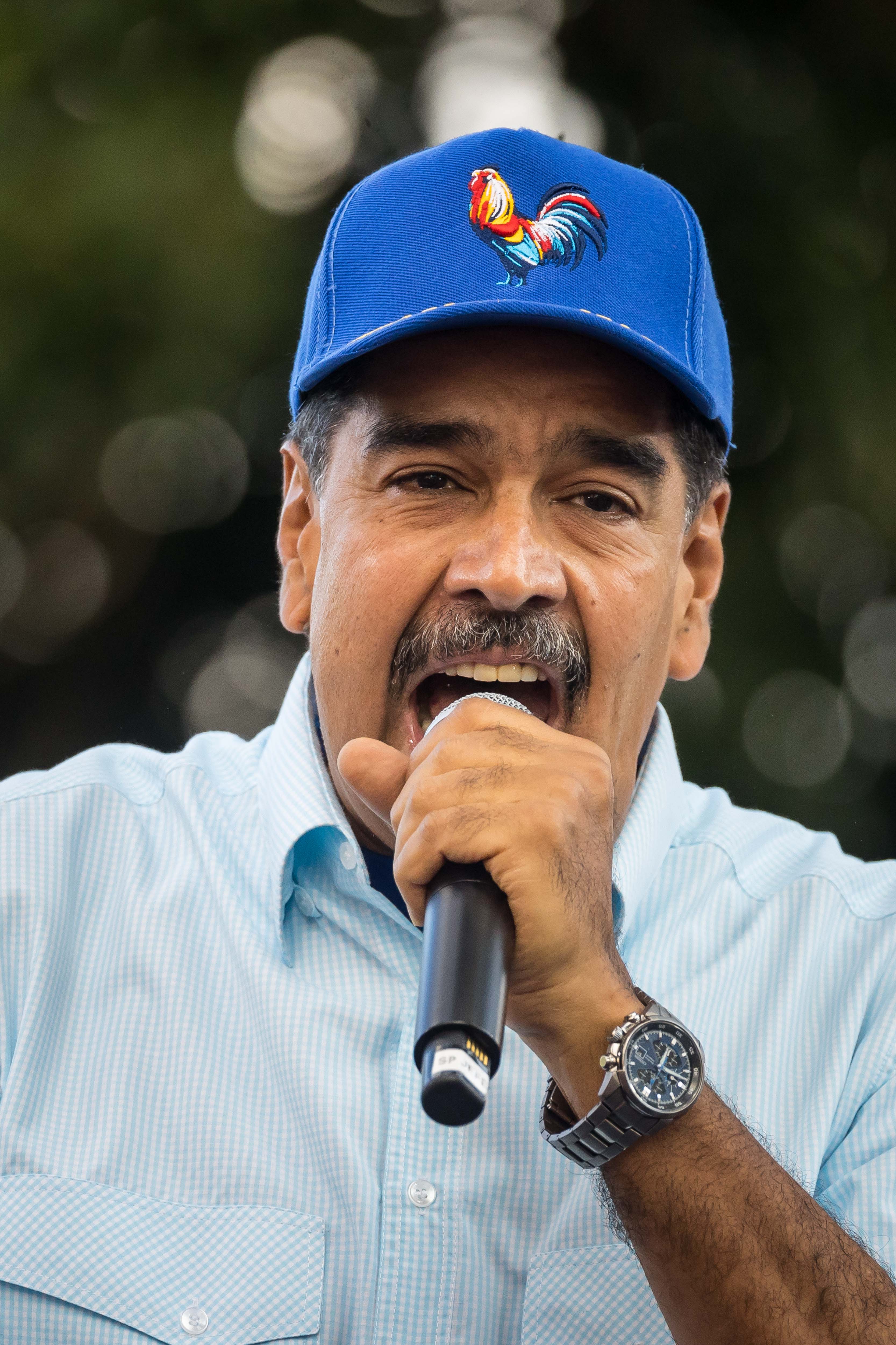 CARACAS (VENEZUELA), 17/08/2024.- El presidente de Venezuela, Nicolás Maduro, habla durante una manifestación a favor de su Gobierno, este sábado en Caracas (Venezuela). El presidente de Venezuela, Nicolás Maduro, dijo que este sábado se registraron más de un centenar de movilizaciones a favor del chavismo en todo el mundo, que -aseguró- se sumaron a la que se llevó a cabo en Caracas y en otras ciudades del país caribeño, en respaldo a su cuestionada reelección en las elecciones del pasado 28 de julio. EFE/ Miguel Gutiérrez