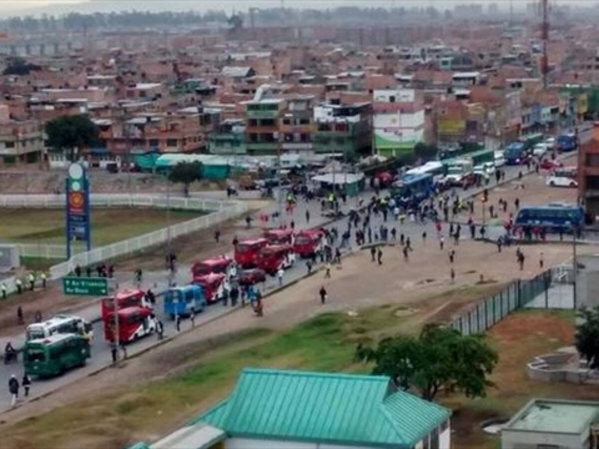 Paro de transportadores deja más de 100 buses averiados