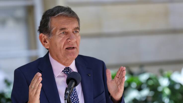 Gobierno tendrá que asumir alto costo en pensiones por aumento de salario mínimo: exministro Cabrera