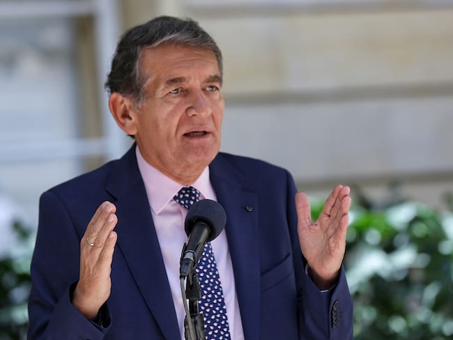 Gobierno tendrá que asumir alto costo en pensiones por aumento de salario mínimo: exministro Cabrera