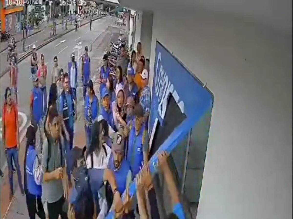 VIDEO: Encapuchados vandalizaron sede de candidato al concejo de Bucaramanga