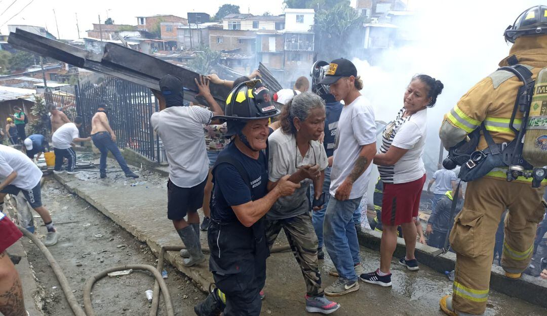 Decenas de damnificados por incendio en Armenia