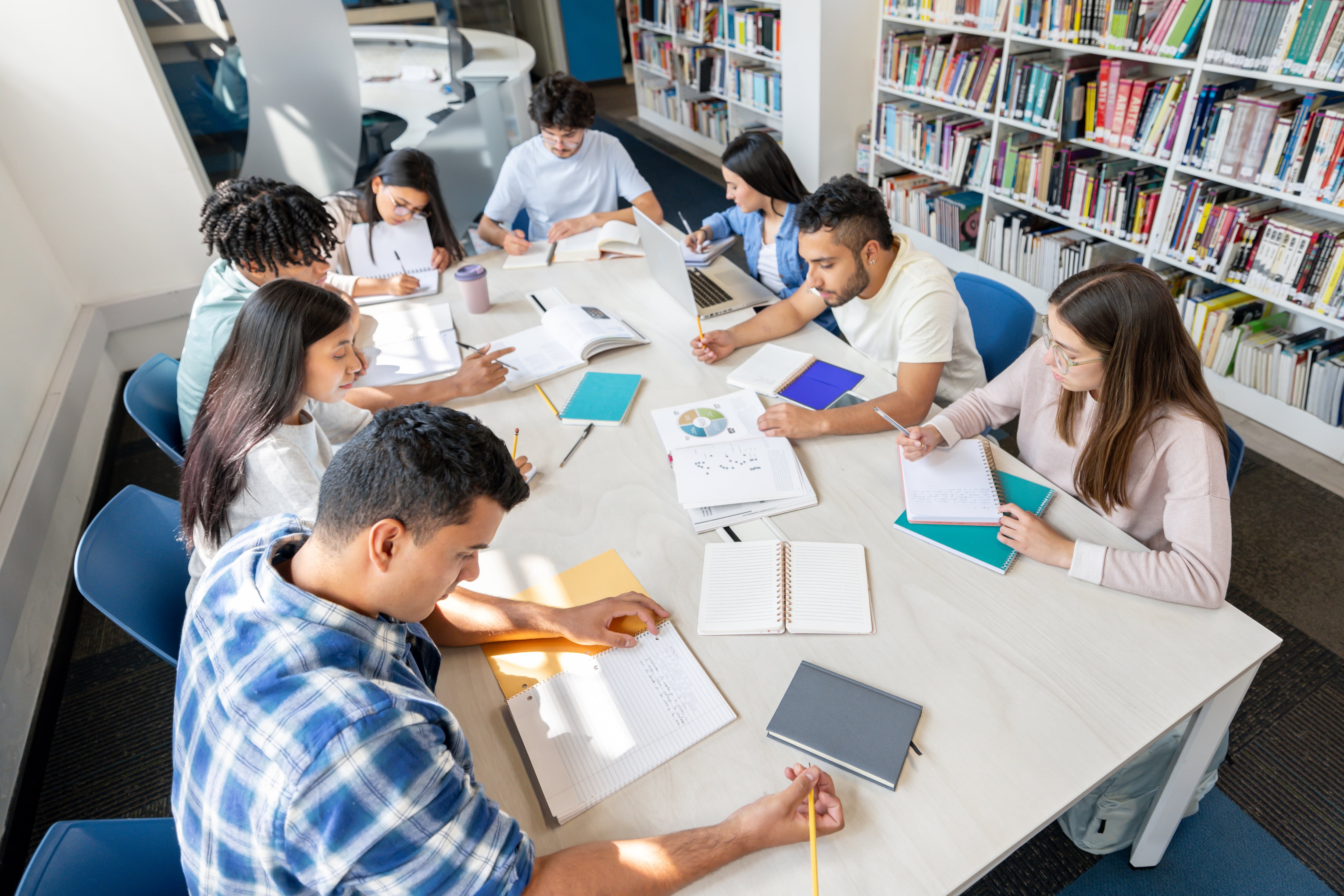 Grupo de estudiantes universitarios en una biblioteca (Foto: Getty Images)
