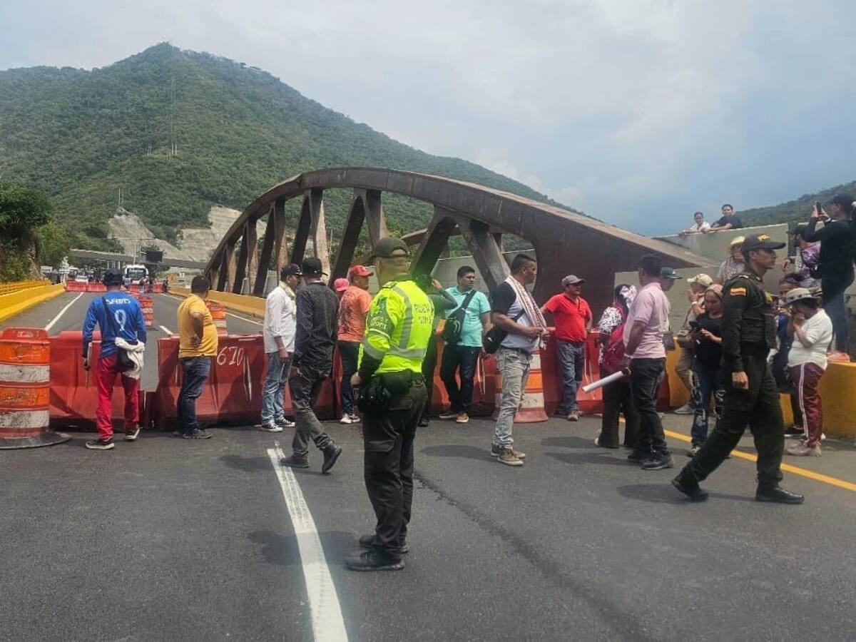 Bloqueo en la vía Bogotá-Girardot genera caos en el tráfico