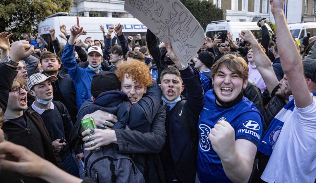 Aficionados del Chelsea celebrando una presunta desvinculación de su equipo de la Superliga