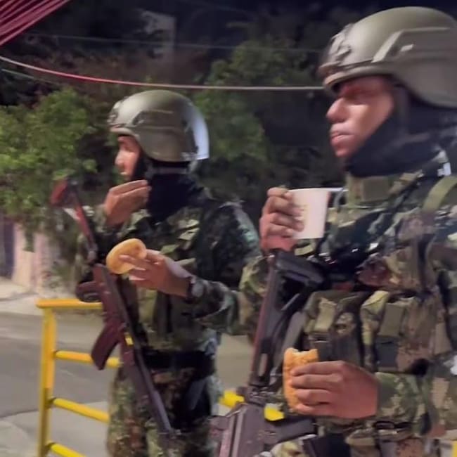 En Santa Marta entregan pan y chocolate caliente a soldados y policías/ Gobernación del Magdalena.