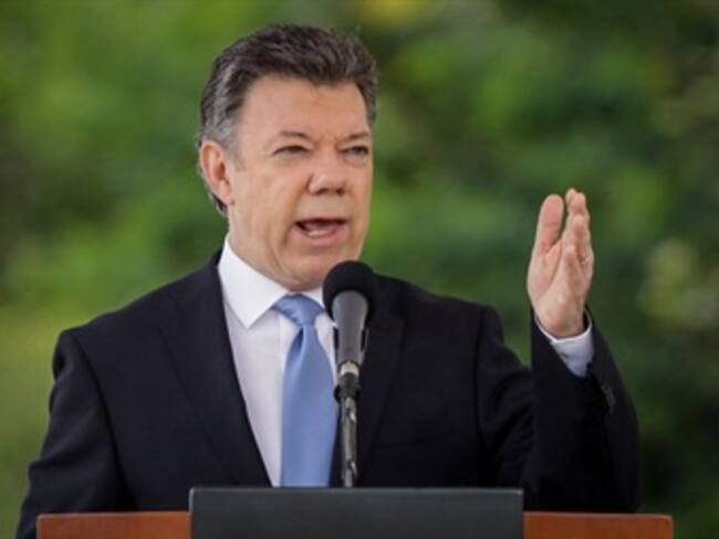 Santos dice a “enemigos” del proceso que el pueblo quiere la paz